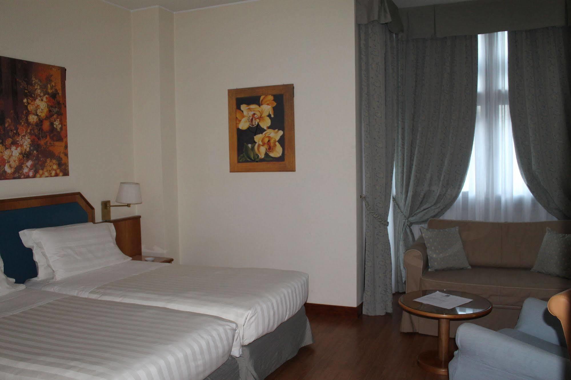 Ih Hotels Milano Eur - Trezzano Sul Naviglio Exterior foto